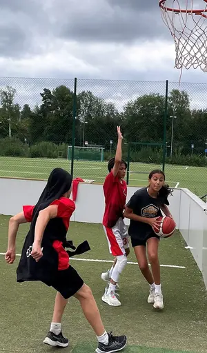 Den traditionella uppstarten i Augusti med Streetbasket (totalt +130 spelare o 60 ledare!) Fika och dopp i poolen efteråt