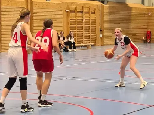Vita laget - Guldtjejerna - in action mot Duvbo i finalen i Sigtuna i semin!