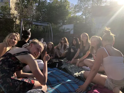 19/5-2018: Fantastiska 04orna överraskade Amelie o Elin med en supermysig picknick hos T där ALLA var med. Plus att de fick lite presenter också. Otroligt mysig kväll!