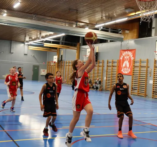 Supertjejerna levererar propagandabasket mot FUBBs P10-grabbar