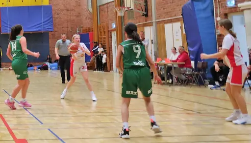 Supertjejerna besegrar Södertälje i semifinalen i Stockholmscupen (Nivå 1)