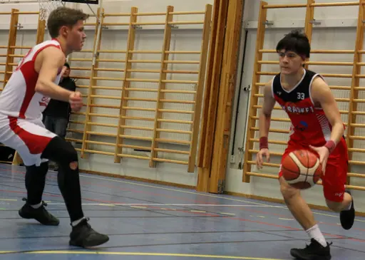 Jacob "trycker" sig förbi Blacke (Fotograf Mats Andersson)