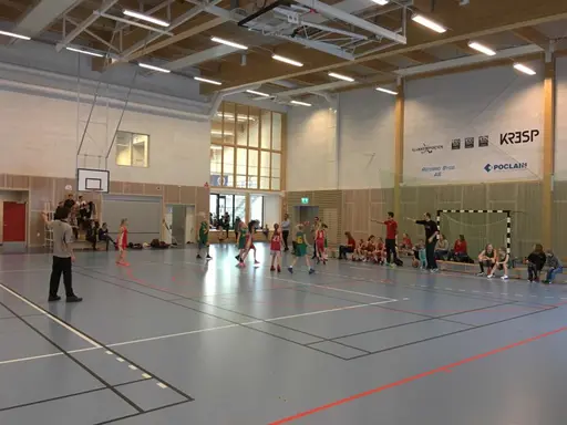 12/2-2017: Tjejerna både spelade och hade ansvar för kiosken under denna härliga basketsöndag. Bra jobbat alla tjejer!
