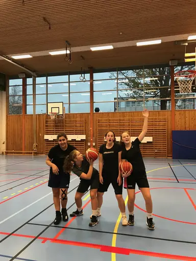 1/11-2018: Under veckan har ett glatt gäng hängt i hallen och taggat upp inför Telge. Morgonträningar med Marco och Elliot samt kvällsträningar som vanligt, ett riktigt härligt lov med massa basket!