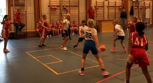 Lagbild, peppning, uppvärmning, matcher och sist sång för de nya! (Foto: Jeanette Ahlström)