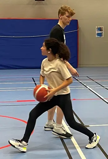 Tjejerna sjunger för Freja, bollning och coola moves med Calle, spel samt lite dunkshow.
