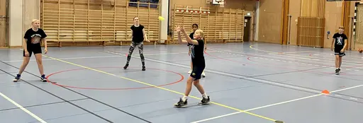Vår vana trogen gjorde vi något ”annat” efter cupen - brännboll o ”kast med liten boll”
