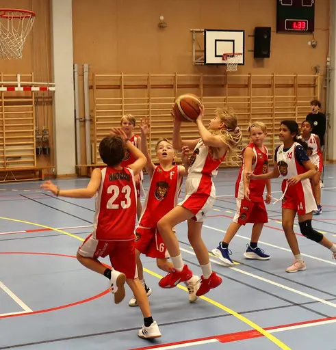 Batalj i Rotebro gamla - tjejerna stänkte i massor med poäng!