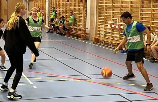 Intensivt i den traditionella matchen mot föräldrarna!