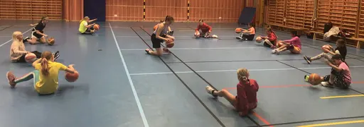 Supertjejerna är så glada för sin nya ungdomscoach: Nellie!