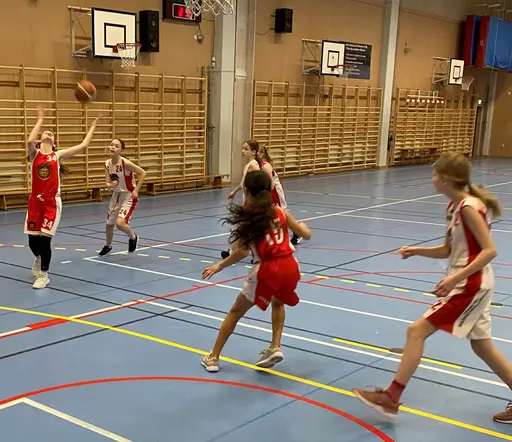 Tanken var att vi skulle spela 2 matcher mot F09 men tyvärr kom deras spelare bara till 1
