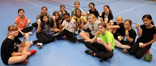 Fika och som spontant extranummer: fight! (blandat med lite dans och allsång)