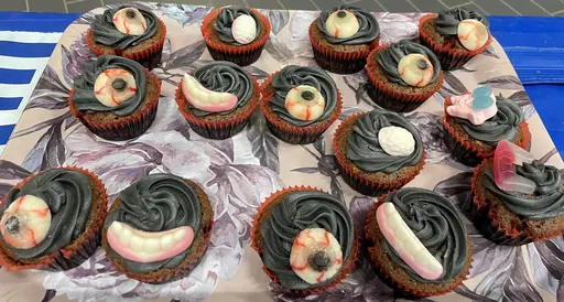 Extraträning på lördagen: skotteknik, Beat-the pro och mycket annat. Smarriga Halloweensmuffins som avslutning!