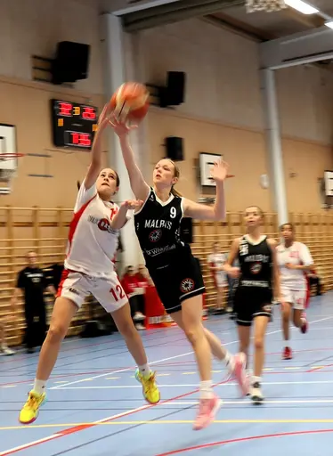 USM-omgång 3 för F09 på hemmaplan. Supertjejerna spelade fantastisk basket inför storpublik och vann mot Malbas men föll mot Högsbo o Södertälje.