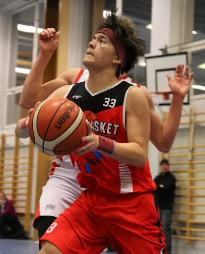Jacob "trycker" sig förbi Blacke (Fotograf Mats Andersson)