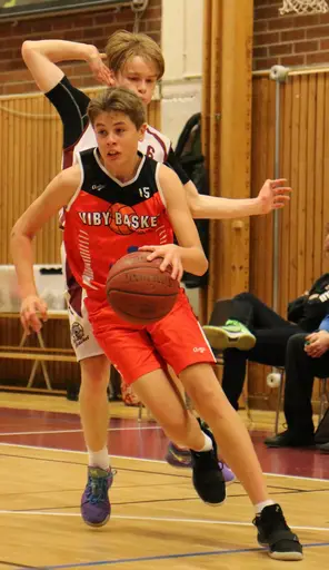 Albin tar sig förbi sin Lidingöförsvarare (Fotograf Mats Anderson)