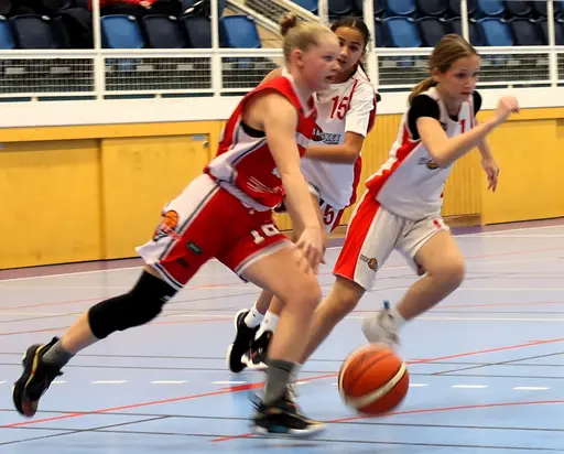 Supertjejerna spelar bländade basket mot Byn (från Luleå), Tureberg, Arvika och Skuru!