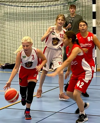 Supertjejerna möter 6 olika Blackelag i Tappströmshallen på Ekerö