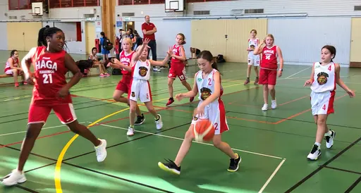 Supertjejerna stormar fram! Sång för Aishani (hennes första match) och lite kortspel!