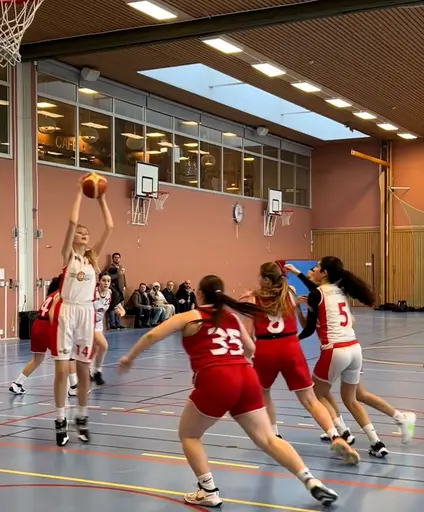 Vita laget avslutar grundserien med att slå Duvbo!
