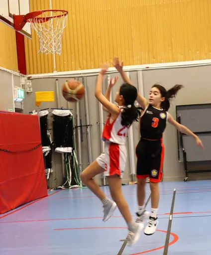 Härlig basket i Häggvikshallen och sång för Tyra