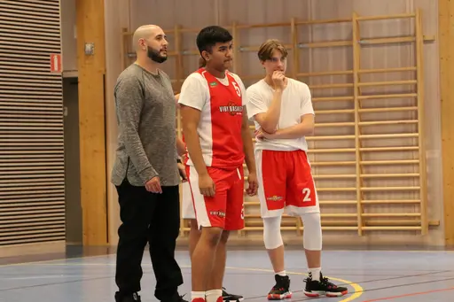 Samling och taktiksnack inför Blackebergs Basket Cup, september 2022
