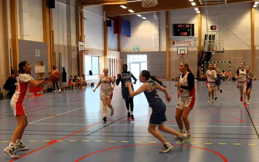 Röda laget storsegrade först mot Västerås i F09 1/8-final och sedan mot AIK i F10 i kvartsfinal.