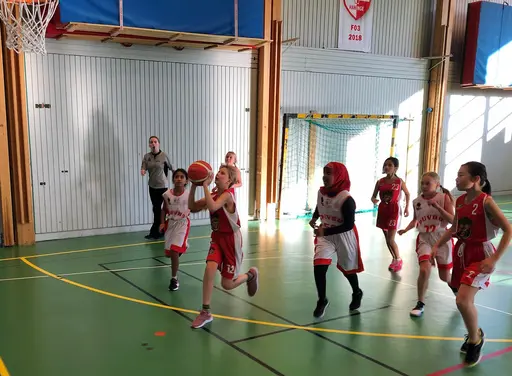 Supertjejerna stormar fram! Sång för Aishani (hennes första match) och lite kortspel!