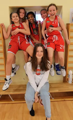 5 snabba supertjejer och 1 nöjd coach i Vasalundshallen mot Spånga o Akropol.