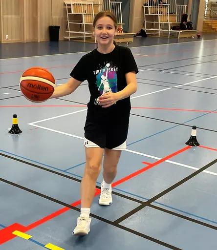 På matchfria helgdagar kör vi "Skotträning special"; mycket teknik o detaljer samt Beat-the-Pro (Se särskild tab)
