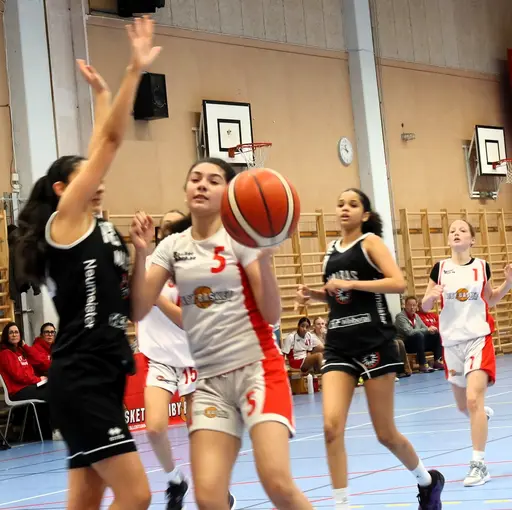 USM-omgång 3 för F09 på hemmaplan. Supertjejerna spelade fantastisk basket inför storpublik och vann mot Malbas men föll mot Högsbo o Södertälje.