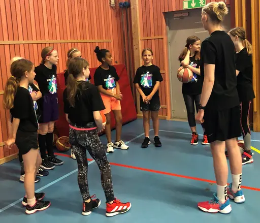 10 glada F10-supertjejer på Viby Baskets Daycamp!