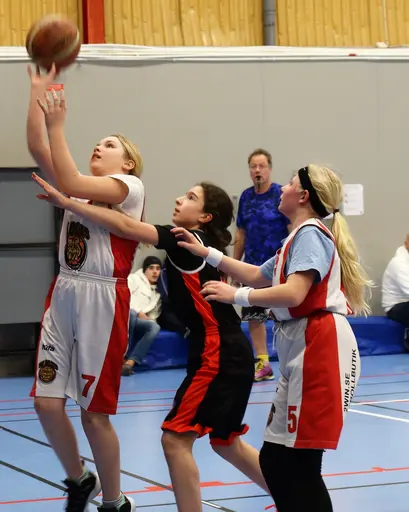 Härlig basket i Häggvikshallen och sång för Tyra