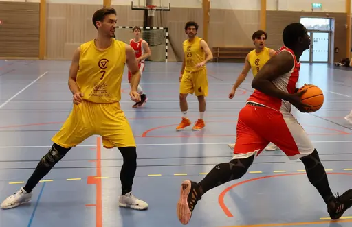 Mike snurrar upp sin gubbe helt o lägger i 2 p (mot Central i April 22)
