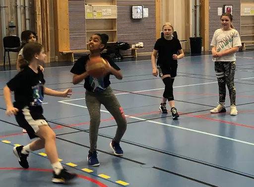 För att aktivera supertjejerna lite i påskhelgen körde vi en speciell Påsklovsträning