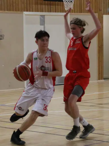 Jacob tar sig med kraft förbi sin Djursholmspelare - som dock får hjälp (Jan 2018)