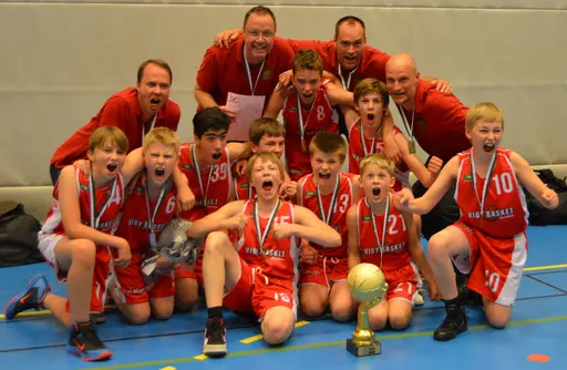 Ursprungslaget (här år 2009) och P01 vinnare i Skövde cup (år 2014)
