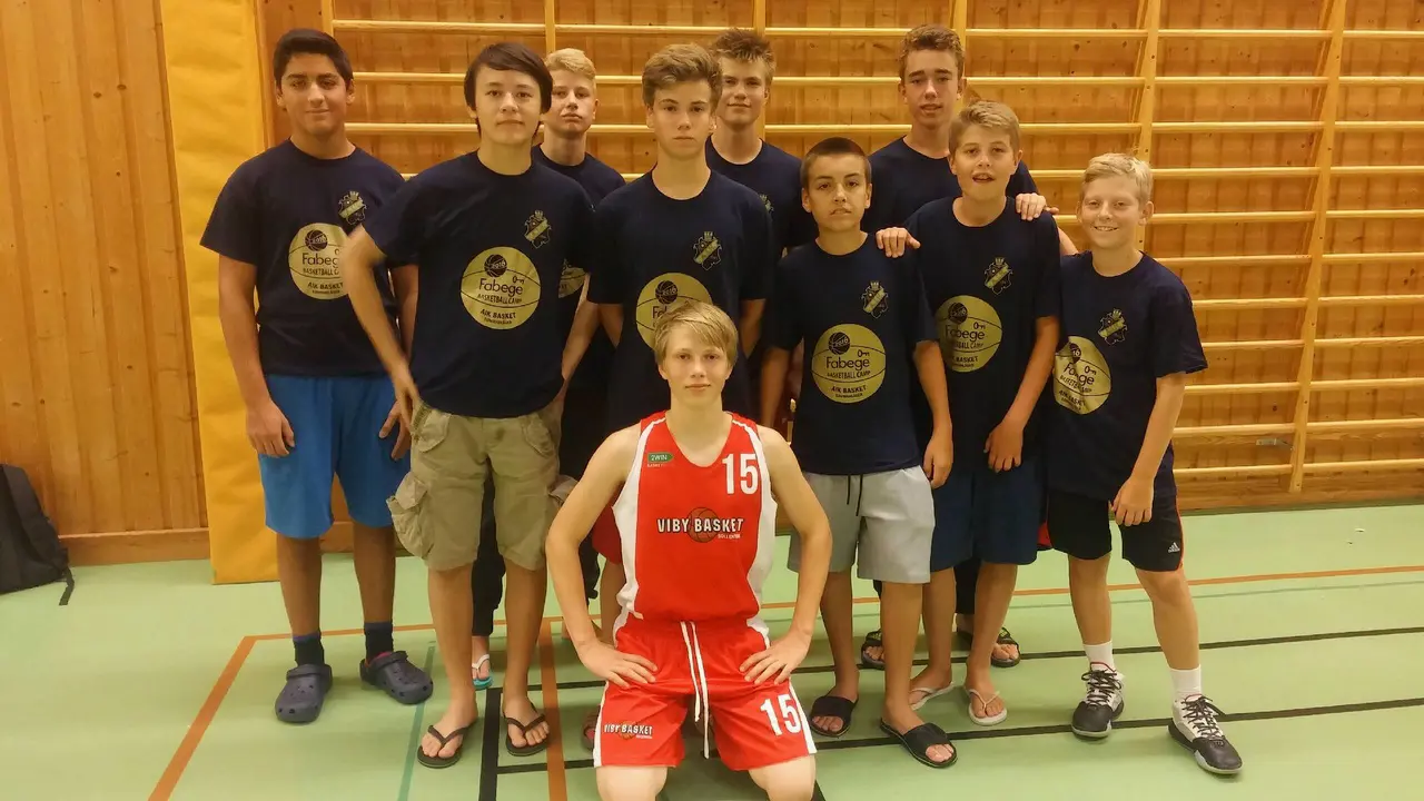 Gabriel, Jacob, Calle A, Samuel, Markus, Viktor, Calle D, Albin, Adam och Elliot framför