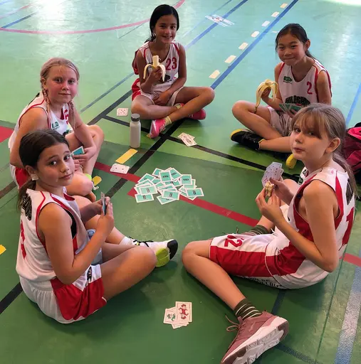 Supertjejerna stormar fram! Sång för Aishani (hennes första match) och lite kortspel!