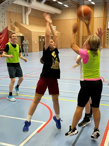 Intensivt i den traditionella matchen mot föräldrarna!