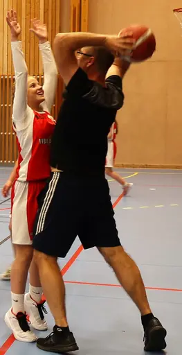 Supertjej mot sin egen förälder!