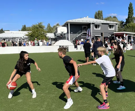 Supertjejerna spelar 3 mot 3 i sommarsolen på Vibyplanen!