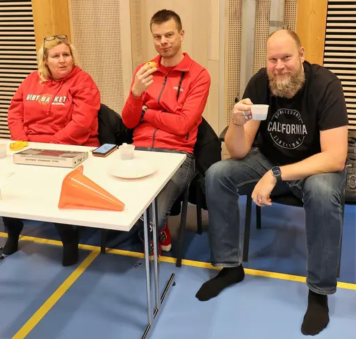 Supertjejerna springer ifrån AIK. "Fikaseket" 😁