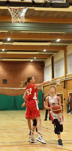 Supertjejerna var indelade i 2 jämna lag som båda tog A-Brons!