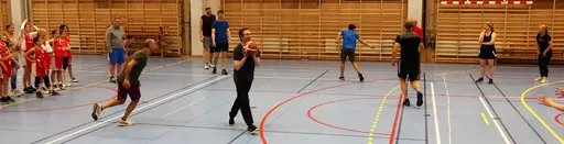 Föräldrarna testar bananerna... sedan full fart i matcherna!