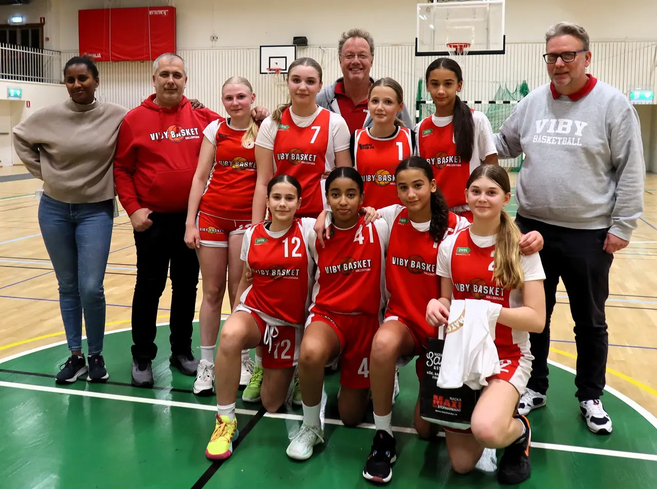 Supertjejerna kvalificerar sig till Sweet Sixteen! (Nike saknas tyvärr på bilden)