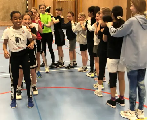 Supertjejerna peppar inför Skövde med ringdans till Petshop Boys gamla hitlåt "Go West!"
