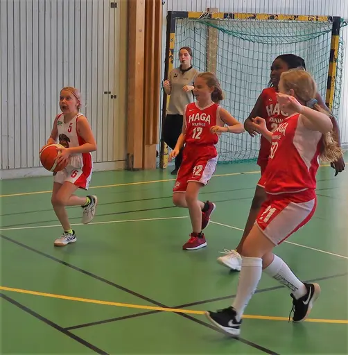 Selma rusar fram - jagad av 3 HagaHaninge-spelare