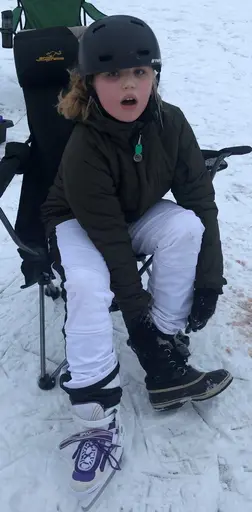 Skridskoprinsessorna både in action och i korv & bullpaus, korvfixaren Farazee.
