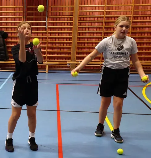 Vi började med jonglering!
